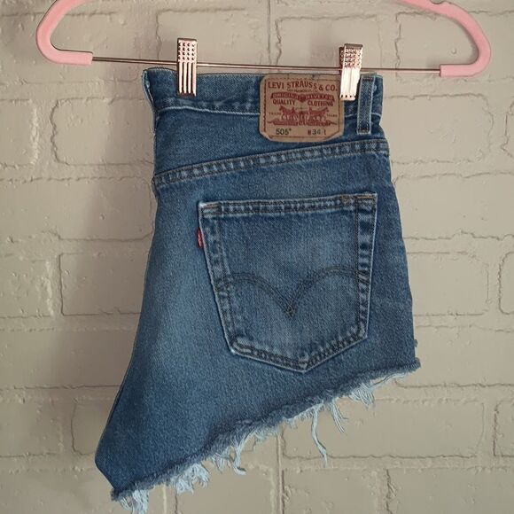 Levi’s Distressed Frayed Cut Off Shorts - Picture 13 of 13
